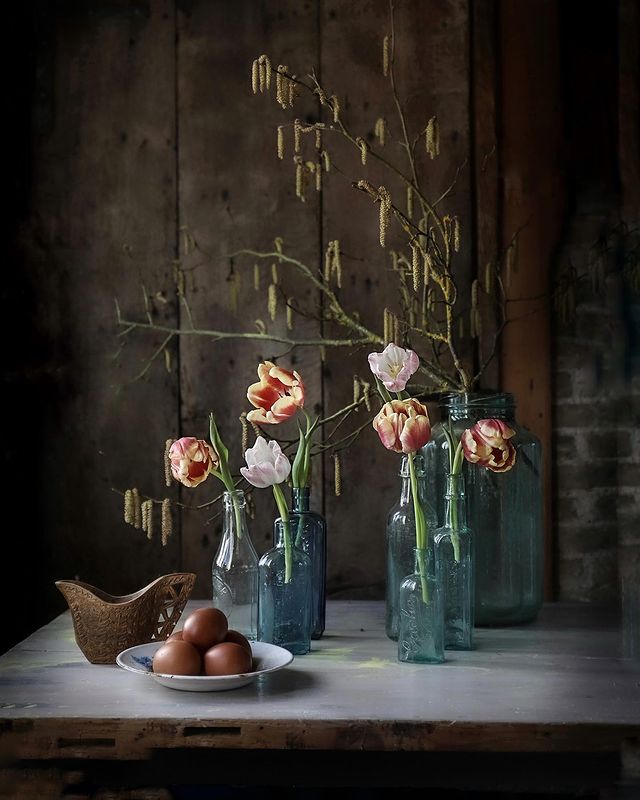 Janice Issitt table photography with tulips